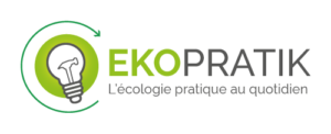 Logotype d'une empoule sur cercle vert avec flèche tournante et typographie linéale en toutes capitale Ekopratik, les trois premières lettres en vert et dernières en noir. Soulignées par "L'écologie pratique au quotidien"